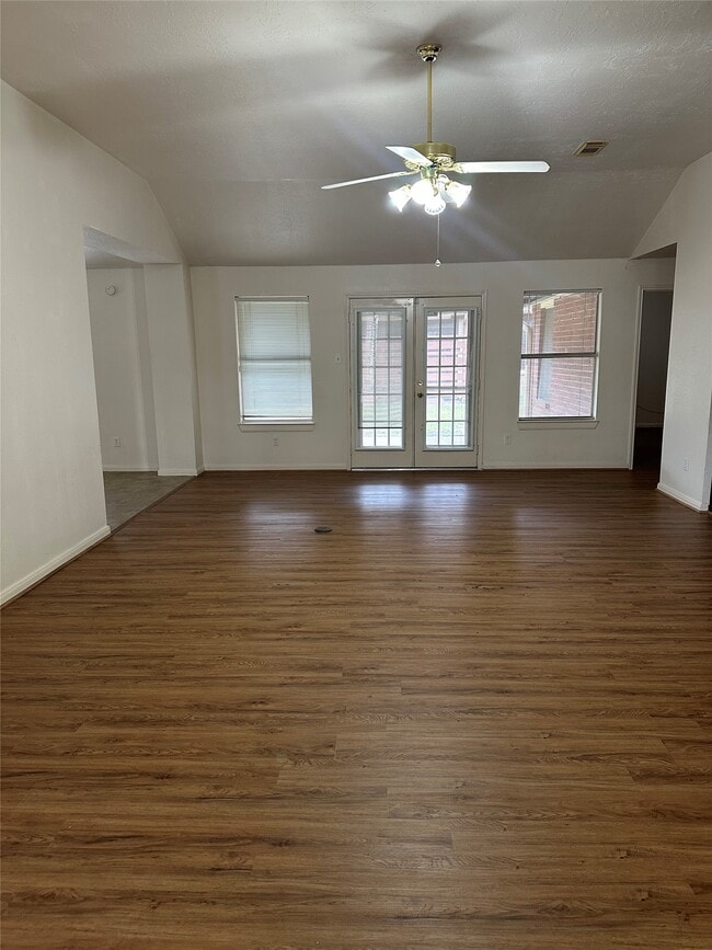 property at 914 W Peach Hollow Cir