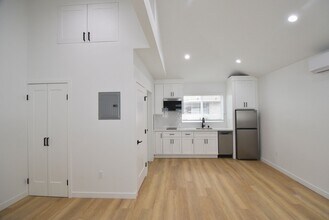 10919 Camarillo St in Los Angeles, CA - Building Photo - Building Photo
