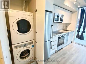 28 Wellesley St E in Toronto, ON - Building Photo - Building Photo