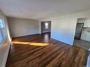 70 E Valley Stream Blvd in Valley Stream, NY - Building Photo - Building Photo