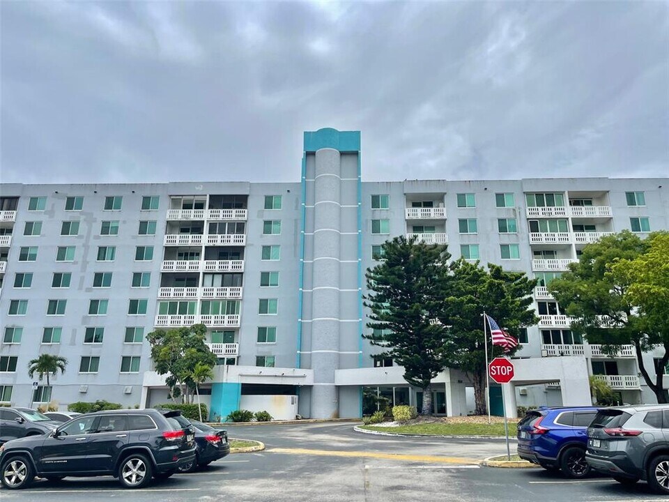 919 Hillcrest Dr, Unit 201 in Hollywood, FL - Foto de edificio