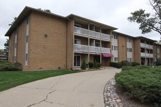 960 Beau Dr in Des Plaines, IL - Building Photo - Building Photo