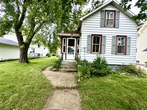 118 W 22nd Ave in Oshkosh, WI - Foto de edificio - Building Photo