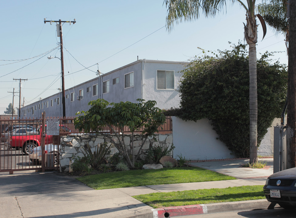 Casa Laguna in Bellflower, CA - Foto de edificio