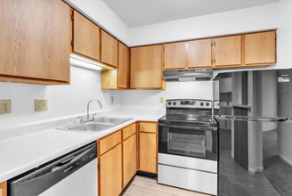 Deerfield Village in Kendallville, IN - Foto de edificio - Building Photo