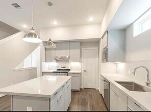 5823 Fairdale Ln in Houston, TX - Building Photo - Building Photo