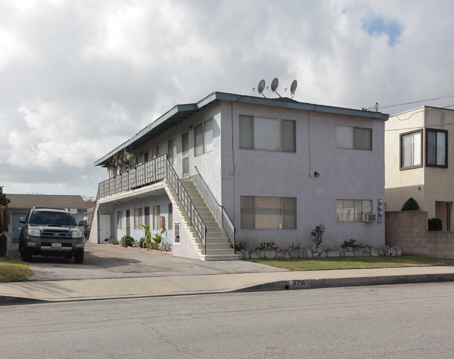 9716 Laurel St in Bellflower, CA - Foto de edificio