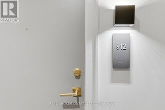 2 Manderley Dr in Toronto, ON - Building Photo - Building Photo
