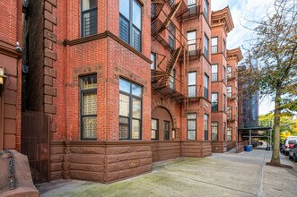 32 Macdonough St in Brooklyn, NY - Foto de edificio - Building Photo