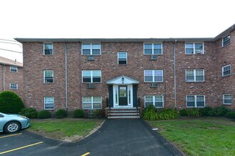 4 Colonial Village Dr, Unit 9 in Arlington, MA - Building Photo - Building Photo