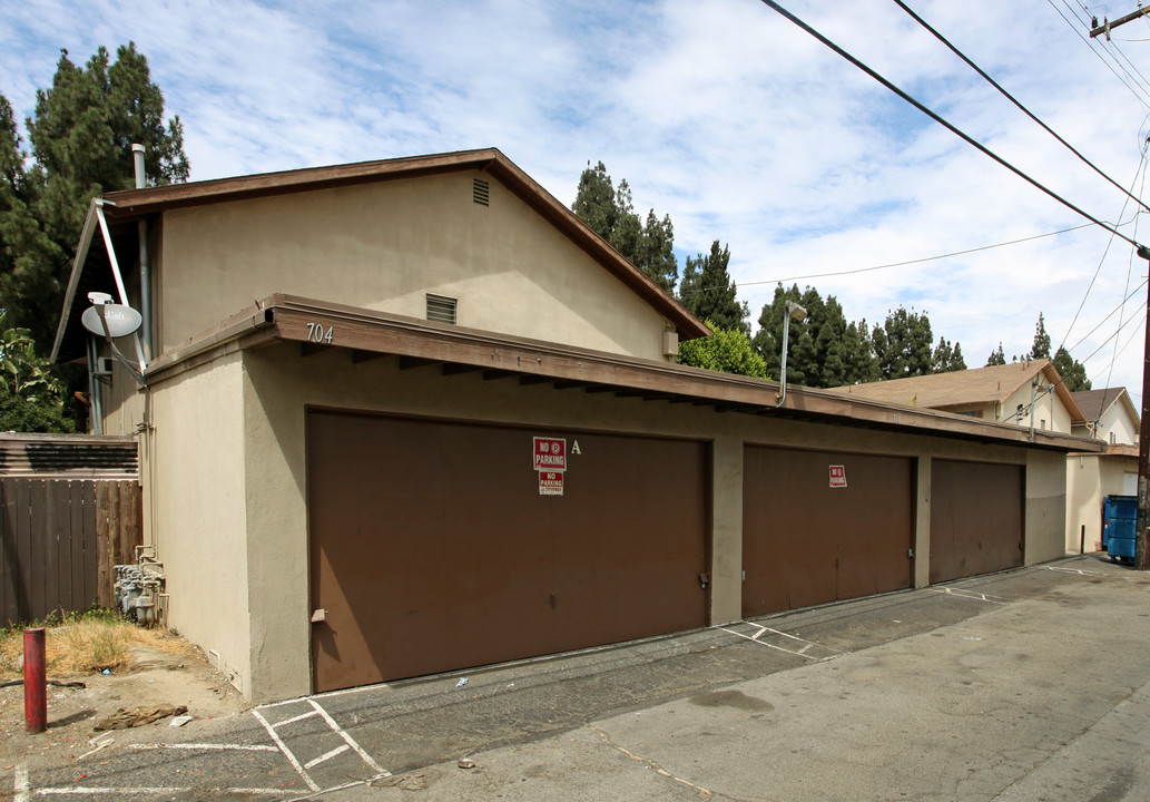 704 W Provential Dr in Anaheim, CA - Building Photo