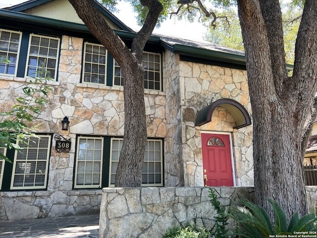 308 E Rosewood Ave in San Antonio, TX - Building Photo - Building Photo