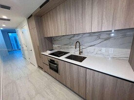 77 SE 5th St, Unit 2004 in Miami, FL - Building Photo
