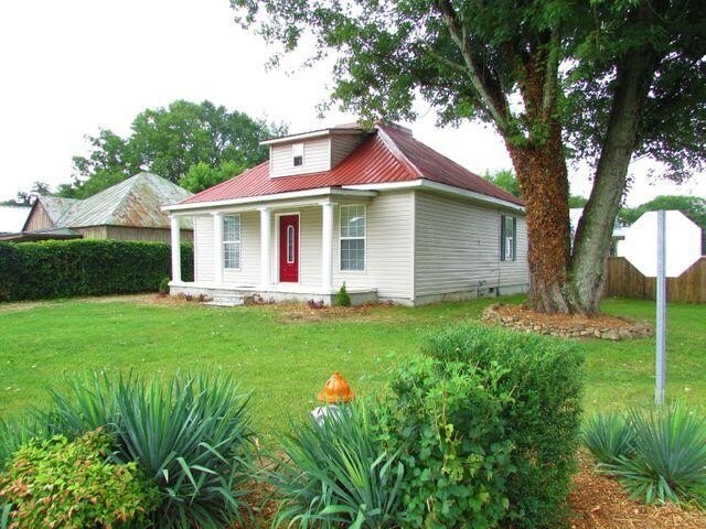 property at 711 N Pine St