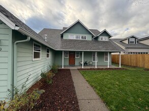 160 Vintage Cir in Jacksonville, OR - Building Photo - Building Photo