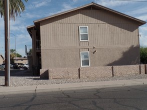 305 E Vine Cir in Mesa, AZ - Building Photo - Building Photo