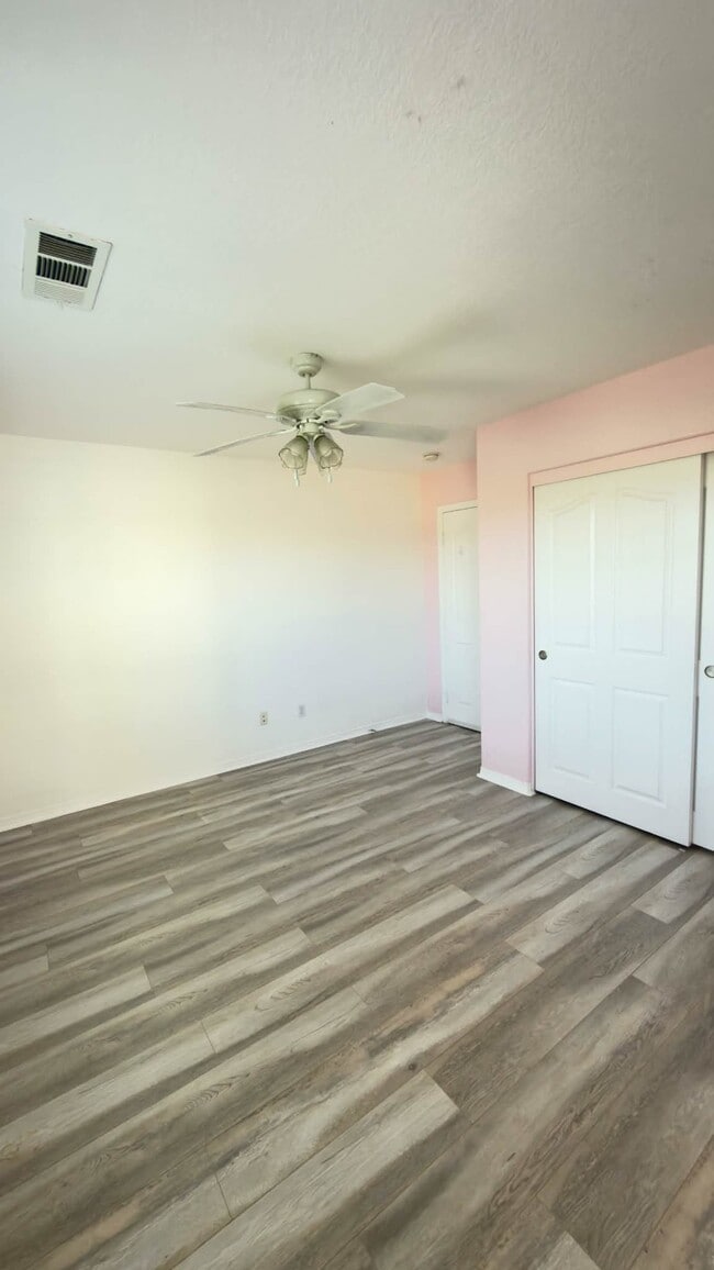 28452 Camino del Arte Dr in Santa Clarita, CA - Foto de edificio - Building Photo