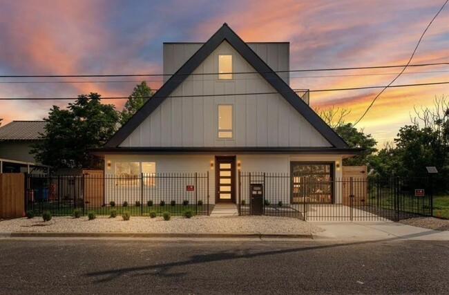 4902 Lott Ave in Austin, TX - Foto de edificio - Building Photo