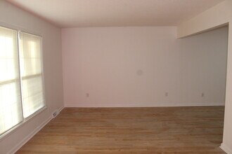 11910 W 67th Terrace in Shawnee, KS - Building Photo - Building Photo