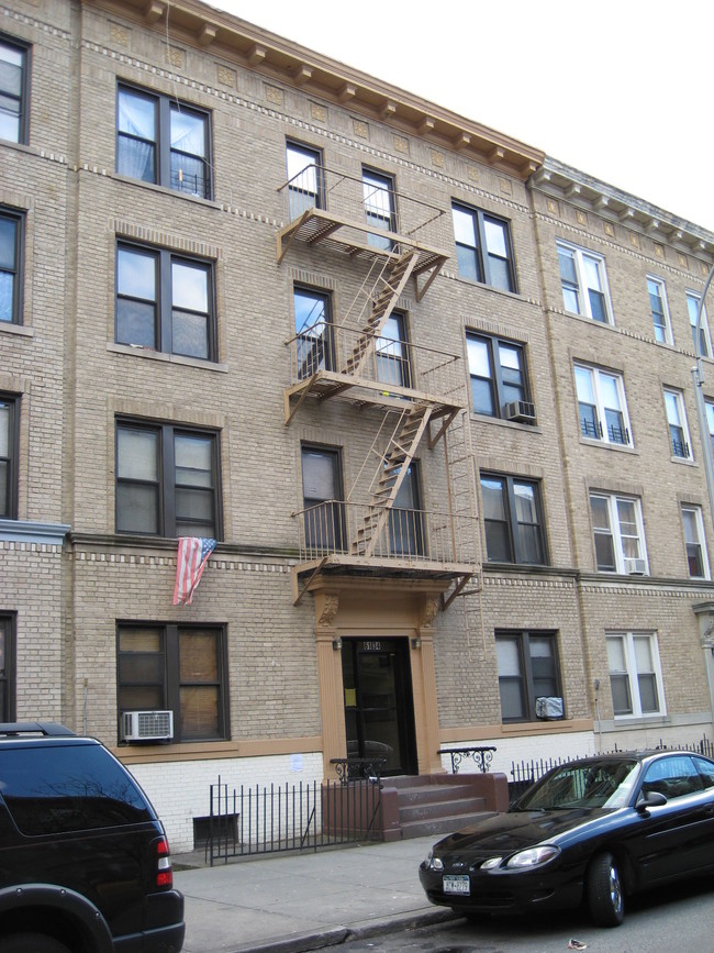 61-34 Madison St in Flushing, NY - Foto de edificio - Building Photo