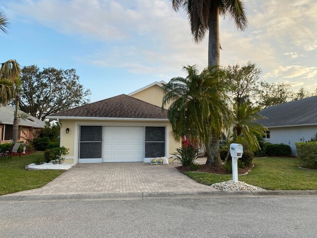 9096 Palm Island Cir in North Fort Myers, FL - Building Photo - Building Photo
