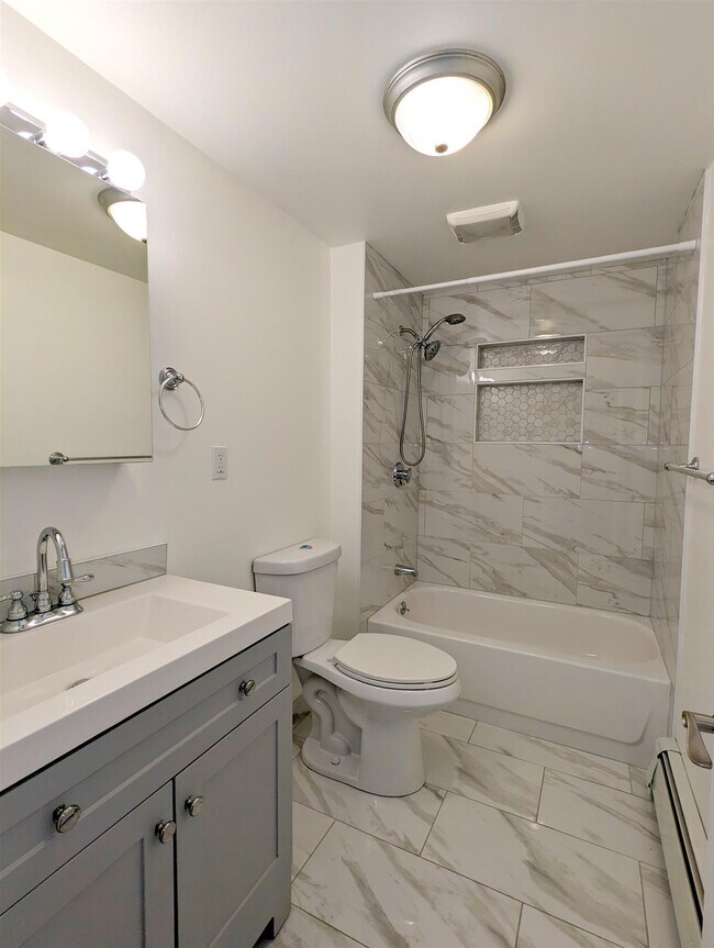 322 Lowell St, Unit 1 in Somerville, MA - Foto de edificio - Building Photo