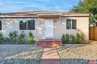 17623 Burbank Blvd in Los Angeles, CA - Foto de edificio - Building Photo
