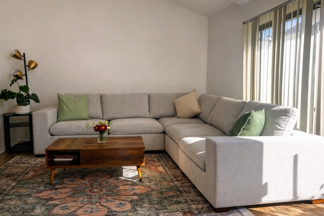 18435 Keswick St, Unit 4 in Reseda, CA - Building Photo - Building Photo