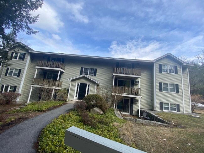 24 Parkwood Dr, Unit 203 in Augusta, ME - Foto de edificio - Building Photo