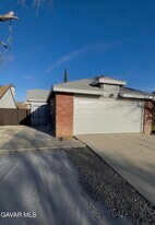 37626 12th St E in Palmdale, CA - Building Photo