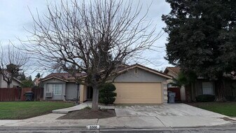 5566 W Fir Ave in Fresno, CA - Building Photo