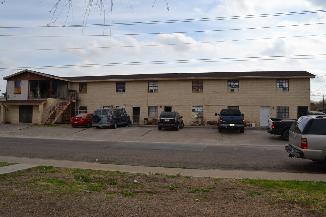 802 E Elm St in Laredo, TX - Building Photo