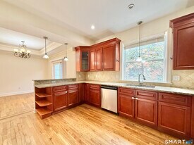 27 Ferris Ave in Norwalk, CT - Building Photo