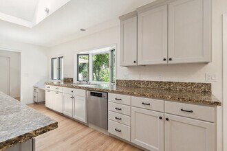 26530 Conejo Ct in Los Altos Hills, CA - Building Photo - Building Photo
