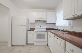 200 Waterway Dr S in Lantana, FL - Building Photo - Building Photo
