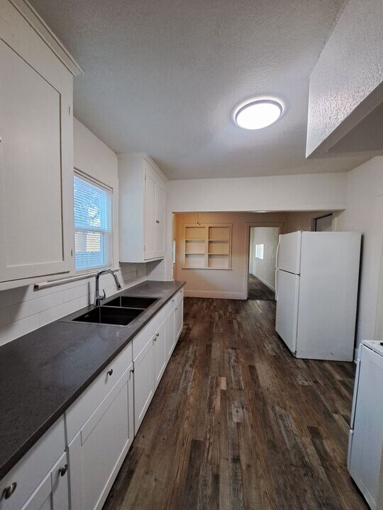 956-958 N Farris Ave in Fresno, CA - Building Photo
