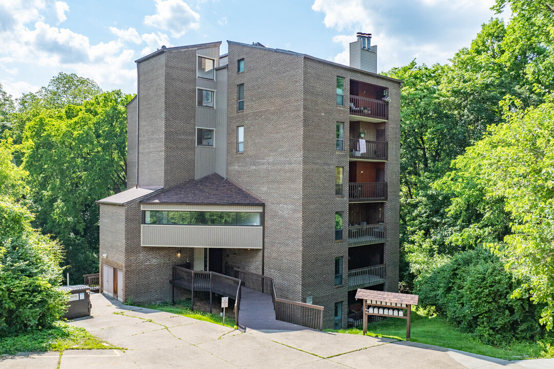 Woods Edge Condominiums in Cincinnati, OH - Building Photo