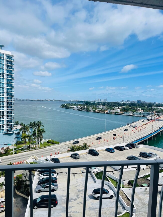 7601 E Treasure Dr, Unit 1212A in North Bay Village, FL - Foto de edificio - Building Photo