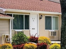 1b Country Club Dr in Manorville, NY - Building Photo