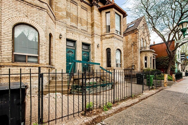 202 Gerrard St E in Toronto, ON - Building Photo - Building Photo