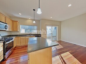 7347 Rainier Dr in Everett, WA - Foto de edificio - Building Photo
