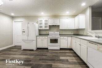 529 Streamside Dr in Greenfield, IN - Foto de edificio - Building Photo