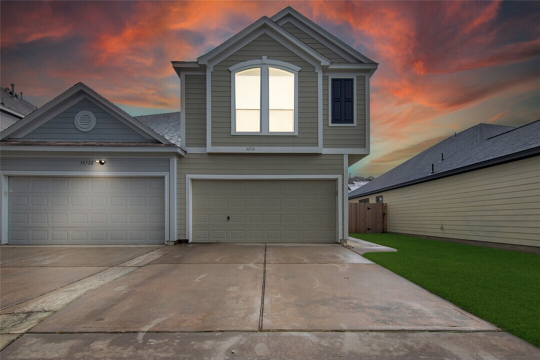 16518 Strathmore Manor Ln in Houston, TX - Building Photo