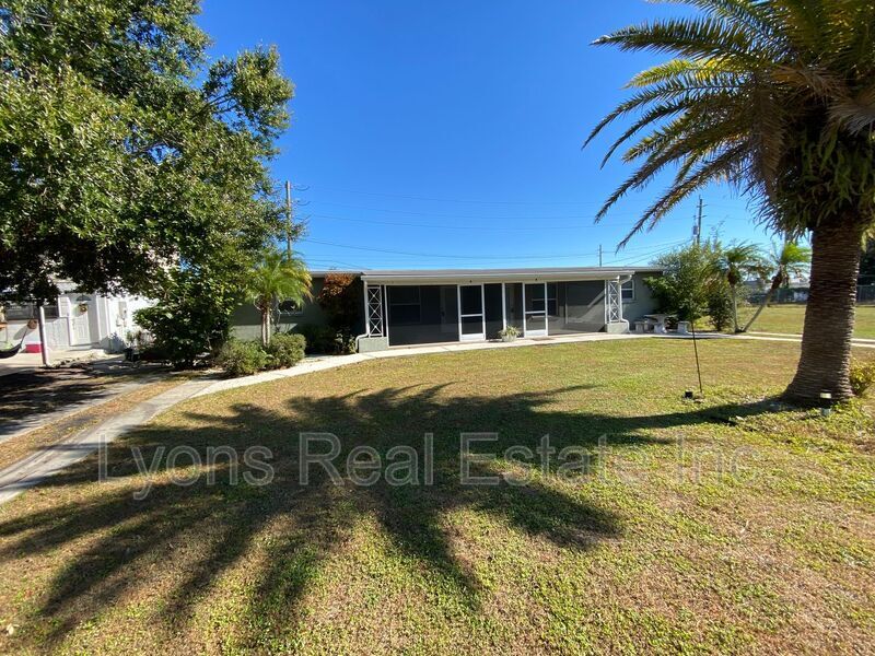 394 N Spring Lake Blvd NW in Port Charlotte, FL - Building Photo