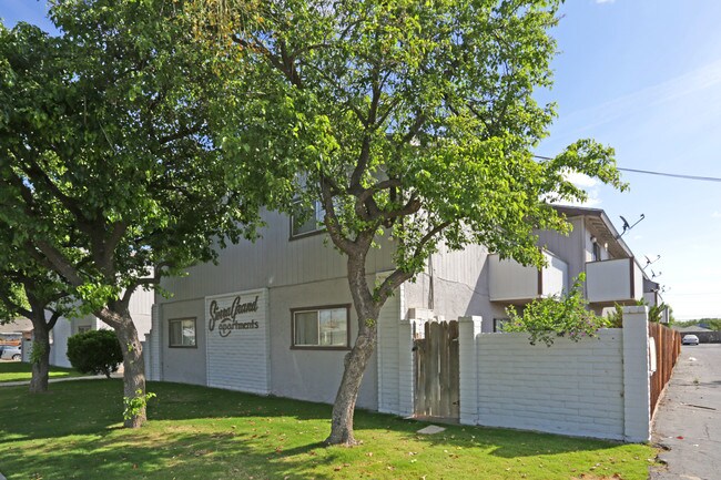 Sierra Grand Apartments in Hanford, CA - Foto de edificio - Building Photo