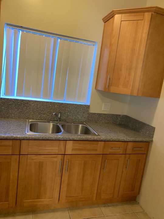 230 S Adams St in Glendale, CA - Building Photo