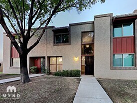 8243 E Thomas Rd in Scottsdale, AZ - Building Photo
