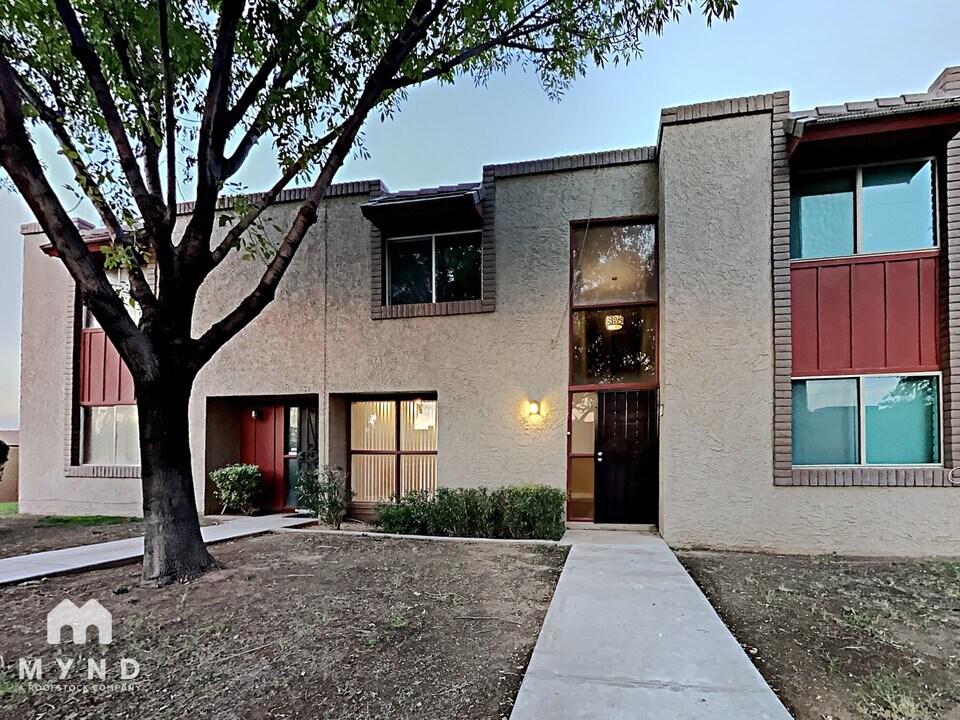 8243 E Thomas Rd in Scottsdale, AZ - Building Photo