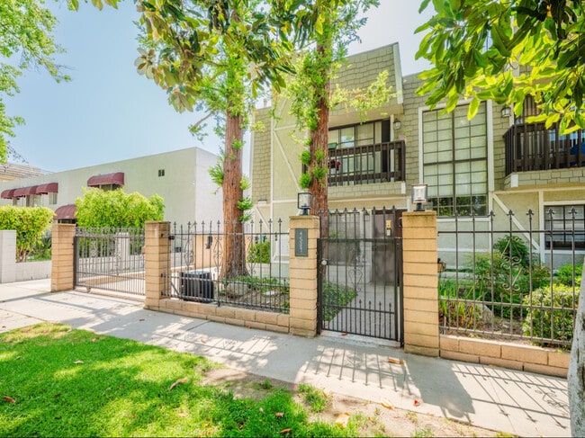 4509 Vista Del Monte Ave, Unit 5 in Los Angeles, CA - Building Photo - Building Photo