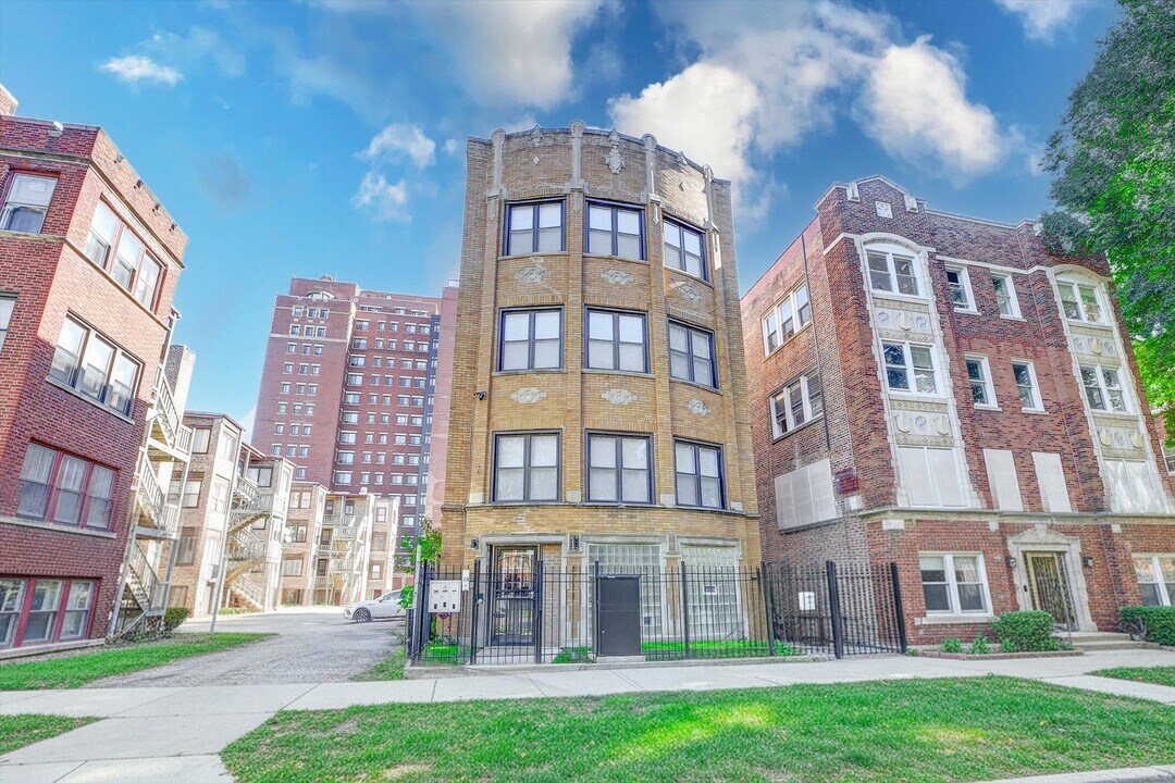 6711 S Paxton Ave in Chicago, IL - Building Photo